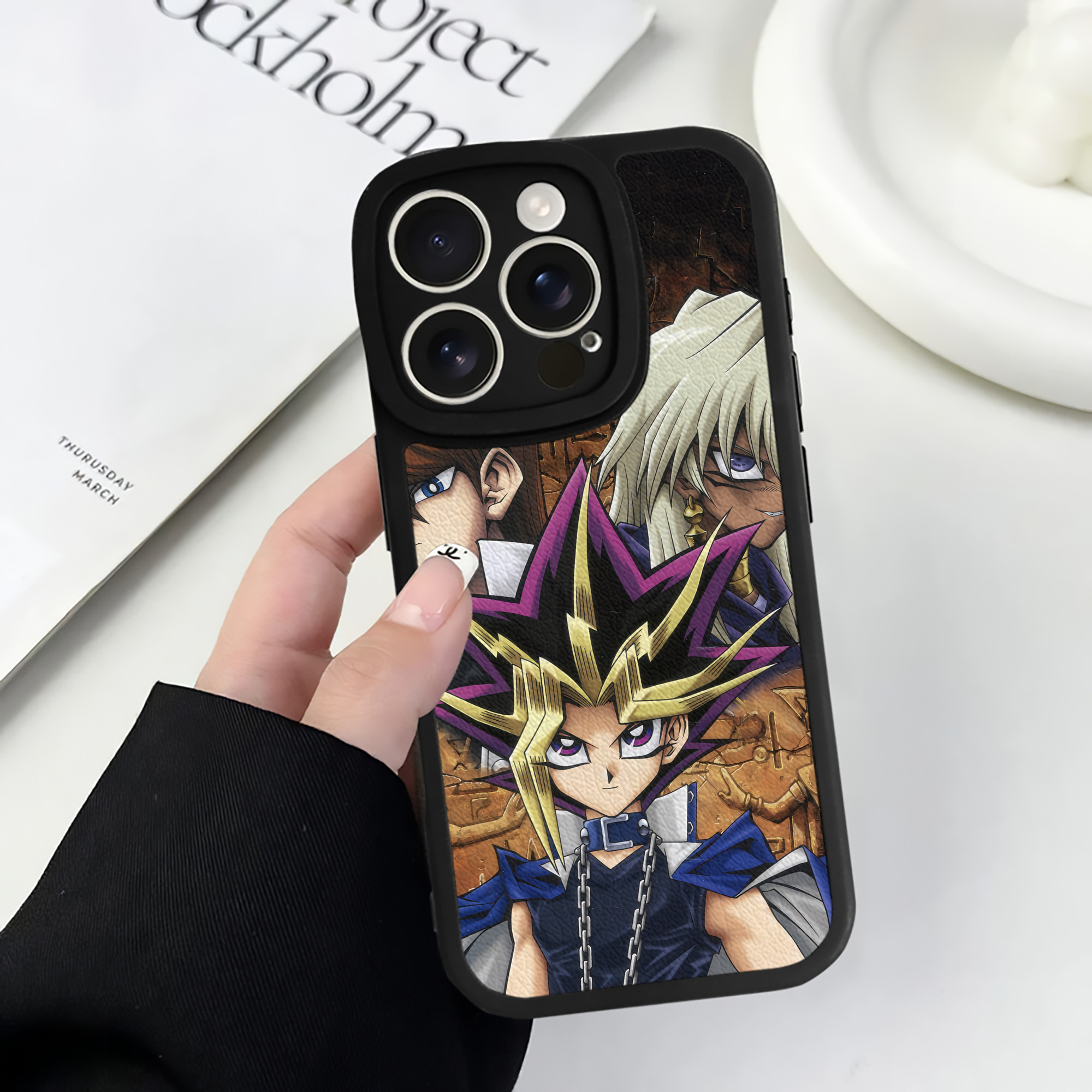 （画像用） 遊☆戯☆王 Yu-Gi-Oh! 【iPhone 16シリーズ対応】シリコンスマホケース（レザー調） 材質：シリコン